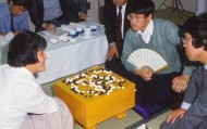 bwin-小林光一厚积薄发，登上名人位——日本围棋百大奠基人077|赵治勋|坂田荣男|加藤正夫|黑棋|头衔_新浪体育_新浪新闻